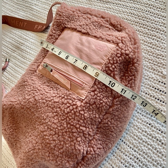 Free People Movement Slopes Sherpa Sling Bag Gem/Mauve Utility New No Tags - Picture 13 of 14